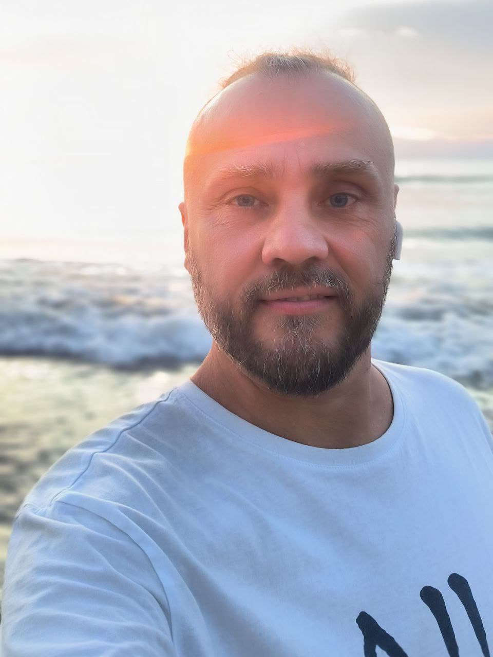 Александр Громов на закате у океана
